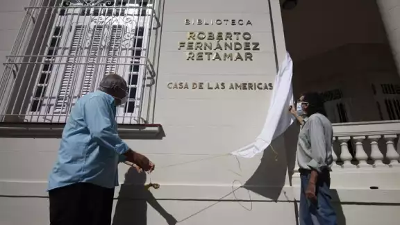 El poeta y ensayista cubano le cantó a la vida con sus versos, puso a la esperanza en la ruta de la poesía