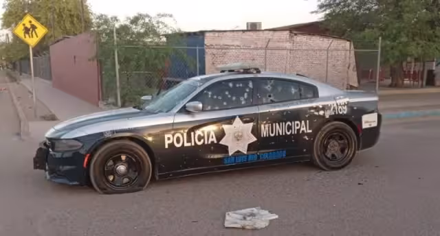 Así quedó la patrulla en la que los dos policías fueron asesindos. Foto: Twitter