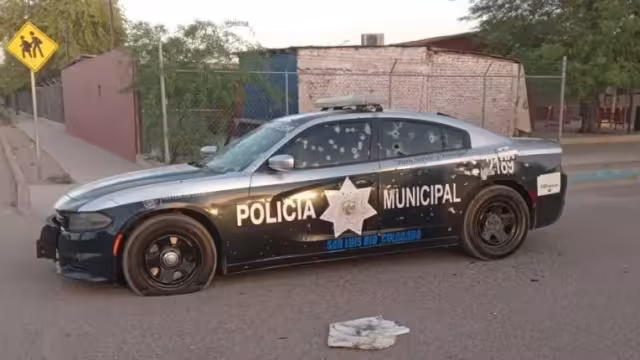 Así quedó la patrulla en la que los dos policías fueron asesindos. Foto: Twitter