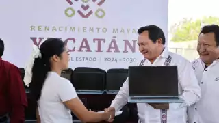 Gobierno de Yucatán entrega 400 laptops a alumnos de 13 preparatorias