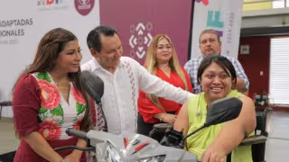 Benefician a personas con discapacidad de 10 municipios de Yucatán con motos adaptadas y aparatos funcionales