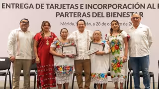 Yucatán reconoce a 313 parteras tradicionales con apoyo económico bimestral