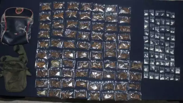 Durante la inspección les encontraron en el interior dos mochilas, 74 bolsitas de marihuana y 62 bolsitas de piedra