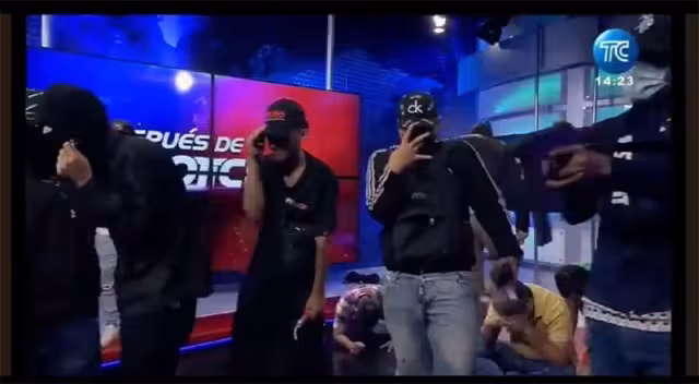 Los encapuchados fueron puestos a disposición de las autoridades