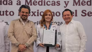 Joaquín Díaz Mena y Zoé Robledo entregan 278 plazas a médicos especialistas en Yucatán