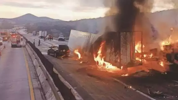 Fuerte choque e incendio provoca el cierre de la autopista México Querétaro Fuerte choque e incendio provoca el cierre de la autopista México Querétaro