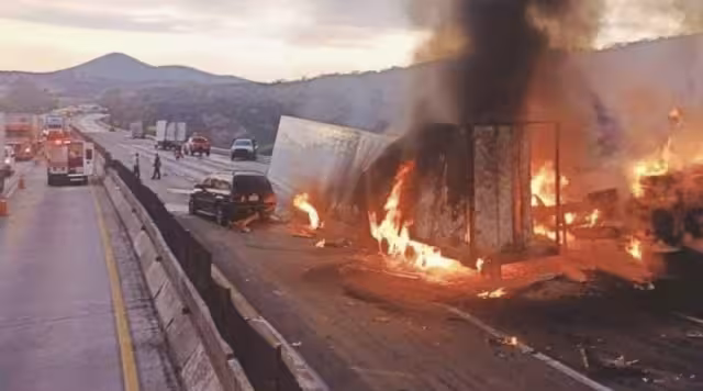 Fuerte choque e incendio provoca el cierre de la autopista México Querétaro