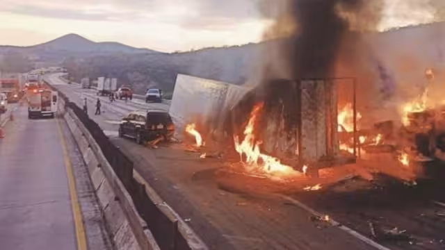 Fuerte choque e incendio provoca el cierre de la autopista México Querétaro