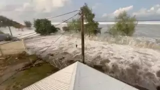 La erupción duró ocho minutos y por el tsunami, la gente se ha alejado de lugares amenazado
