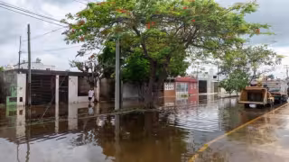 Atienden calles anegadas y problemas de drenaje en más de 10 colonias de Mérida