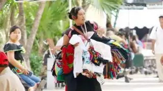 Los enganchadores ofrecen productos artesanales a precios elevados