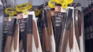 Una 'tiktoker' acusa a Walmart de promover el racismo por seguridad en productos de maquillaje