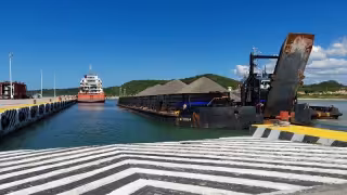 Embarcación con siete mil 356 toneladas de balastro