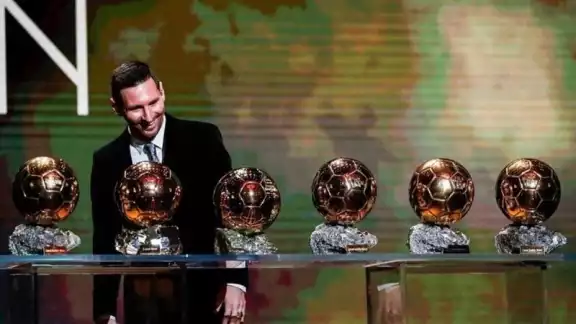 Messi consiguió su séptimo Balón de Oro y aumentó a dos su ventaja con Cristiano Ronaldo Messi consiguió su séptimo Balón de Oro y aumentó a dos su ventaja con Cristiano Ronaldo