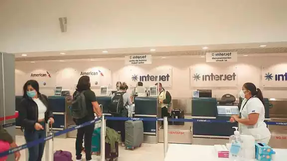 Los empleados aseguraron que no dejarán de laborar hasta que sus superiores les indiquen lo contrario; confían en que su remuneración llegue pronto. Foto: Edwin Aguilar. Los empleados aseguraron que no dejarán de laborar hasta que sus superiores les indiquen lo contrario; confían en que su remuneración llegue pronto. Foto: Edwin Aguilar.