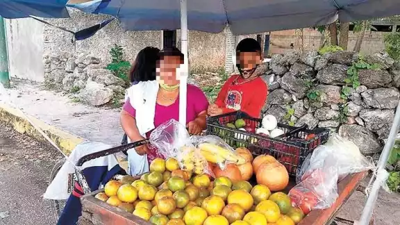 Hermanos venden fruta para ayudar a sus padres en Tizimín Hermanos venden fruta para ayudar a sus padres en Tizimín