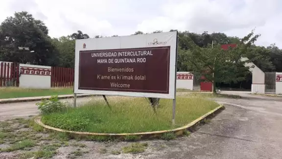 La Universidad Intercultural Maya colocó un letrero a la entrada en donde puso en español, maya e inglés la palabra Bienvenidos. La Universidad Intercultural Maya colocó un letrero a la entrada en donde puso en español, maya e inglés la palabra Bienvenidos.