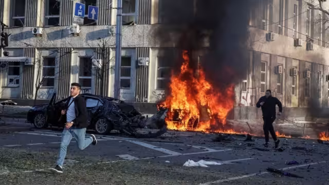 Autoridades de Ucrania detallaron que un nuevo ataque ruso en Kiev dejó al menos dos personas murieron y una más herida