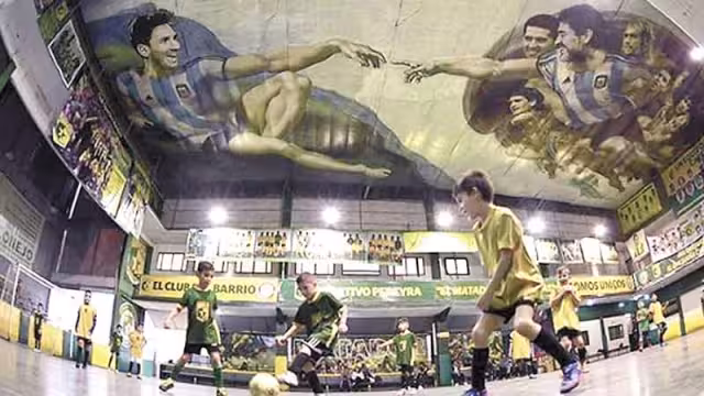 Maradona fue objeto de fascinación, análisis e interpretación de literatos, artistas visuales y músicos.