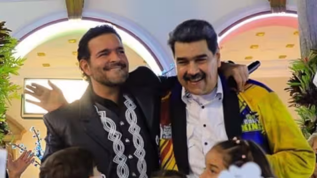 'Alma llanera', 'El rey', 'Moliendo café' y 'Volver, volver' fueron otras canciones que interpretó el también actor en su presentación frente al mandatario venezolano.