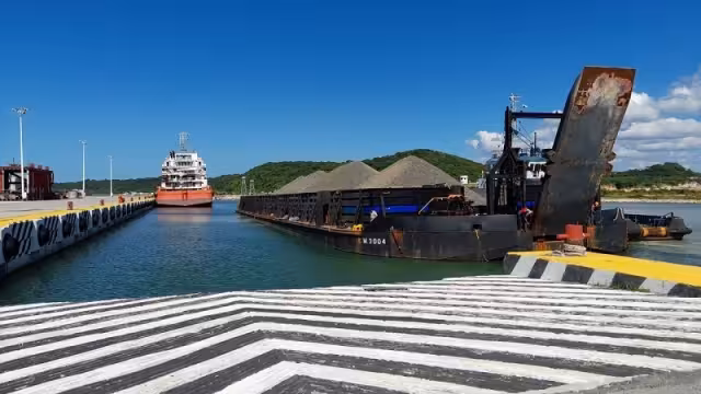 Embarcación con siete mil 356 toneladas de balastro