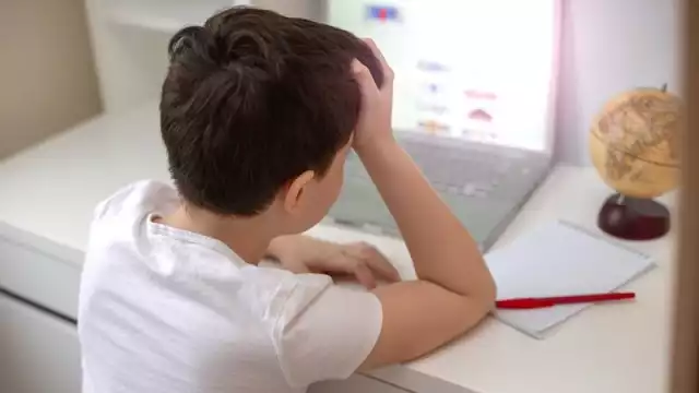 Los estudiantes permanecen cerca de cuatro horas sentados frente a la televisión o dispositivo móvil en la que toman las clases online