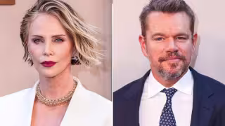 Charlize Theron bromea sobre Matt Damon en La Odisea: "No podía dejar de mirar su trasero"