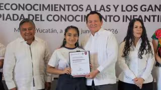 Reconocen excelencia académica de 14 estudiantes de Yucatán; recibirán una beca y un viaje a la CDMX