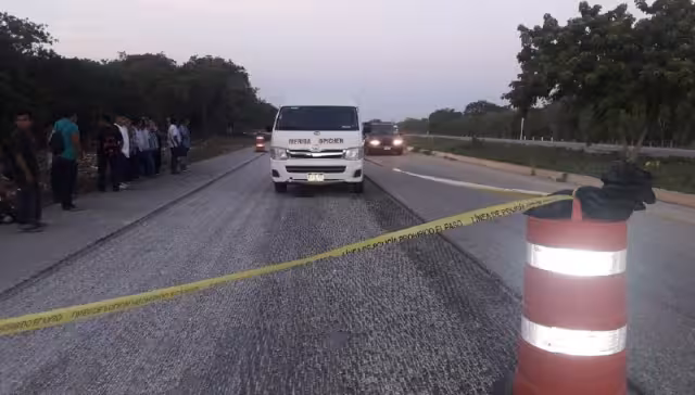 Camioneta, rentada para un servicio particular, acabó fuera de la vía y 10 personas se lesionaron