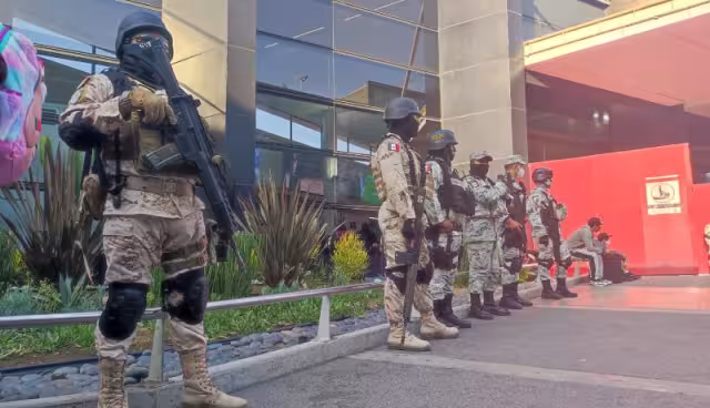 Fuerzas armadas aseguraron posible metanfetamina, vehículos y un inmueble en Baja California