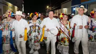 Coronan a Nancy Cutiz Pech como Reina de la Feria de Reyes Tizimín 2026