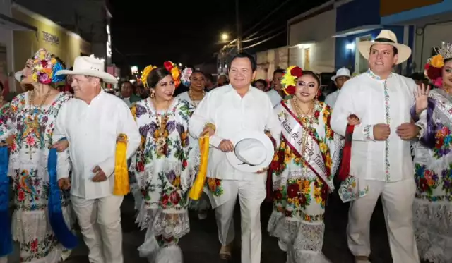 Gobernador Joaquín Díaz Mena encabeza coronación de la Reina de la Feria de Reyes Tizimín 2026