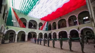 Yucatán inicia el Mes de la Patria con izamiento de la Bandera en la Plaza Grande de Mérida