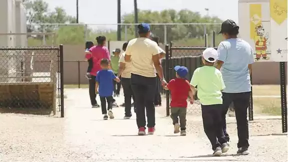 Corte ordena liberar a niños migrantes en Estados Unidos