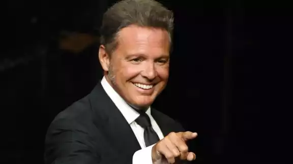 Es bien sabido que muchos de los grandes éxitos del artista, son covers de algunas canciones famosas que originalmente estaban cantadas en inglés Es bien sabido que muchos de los grandes éxitos del artista, son covers de algunas canciones famosas que originalmente estaban cantadas en inglés