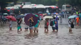 Un total de 12 personas perdieron la vida durante este martes, mientras que al menos 100 mil fueron evacuadas