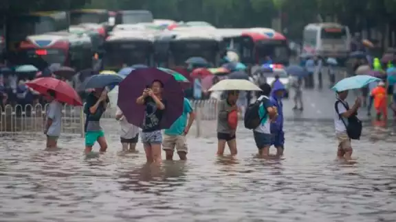 Un total de 12 personas perdieron la vida durante este martes, mientras que al menos 100 mil fueron evacuadas Un total de 12 personas perdieron la vida durante este martes, mientras que al menos 100 mil fueron evacuadas