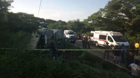 Un autobús de la Semar volcó sobre la carretera federal 2000 de Oaxaca, accidente que dejó un muerto y 17 heridos Un autobús de la Semar volcó sobre la carretera federal 2000 de Oaxaca, accidente que dejó un muerto y 17 heridos