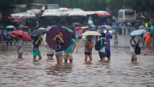 Un total de 12 personas perdieron la vida durante este martes, mientras que al menos 100 mil fueron evacuadas