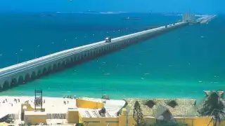 El muelle consta de una estructura de concreto reforzado de 6.5 km de largo que se adentra en las aguas del Golfo de México