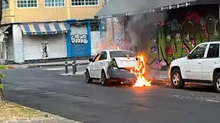 Incendian auto después de chocar contra un Mercedes-Benz en CDMX