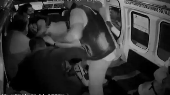 El hombre fue maniatado por los usuarios del transporte público El hombre fue maniatado por los usuarios del transporte público