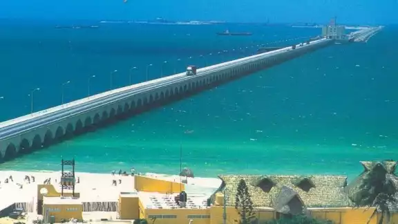 El muelle consta de una estructura de concreto reforzado de 6.5 km de largo que se adentra en las aguas del Golfo de México El muelle consta de una estructura de concreto reforzado de 6.5 km de largo que se adentra en las aguas del Golfo de México