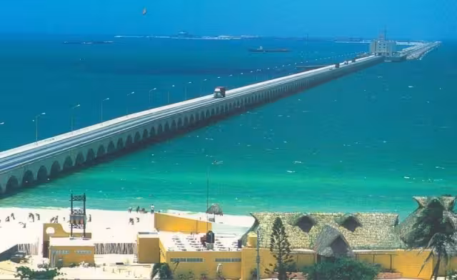 El muelle consta de una estructura de concreto reforzado de 6.5 km de largo que se adentra en las aguas del Golfo de México