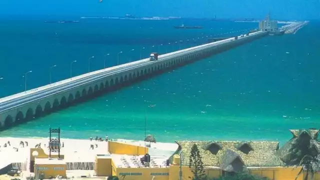 El muelle consta de una estructura de concreto reforzado de 6.5 km de largo que se adentra en las aguas del Golfo de México