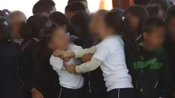 La madre de la menor afectada cambiaría a su hija de escuela de no darle solución a su problema