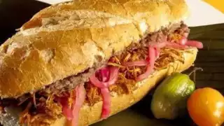 Los yucatecos han vuelto una tradición el desayunar cada domingo este guiso con francés de leña o tortillas hechas a mano