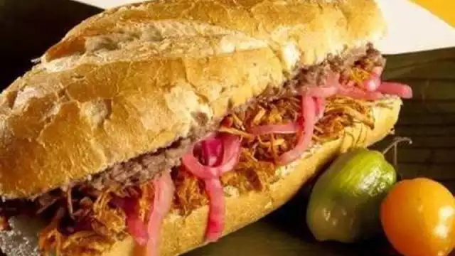 Los yucatecos han vuelto una tradición el desayunar cada domingo este guiso con francés de leña o tortillas hechas a mano