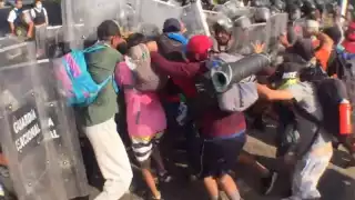 Se reportan tres migrantes lesionados. Tras el enfrentamiento, la caravana continuó su camino por la carretera costera.