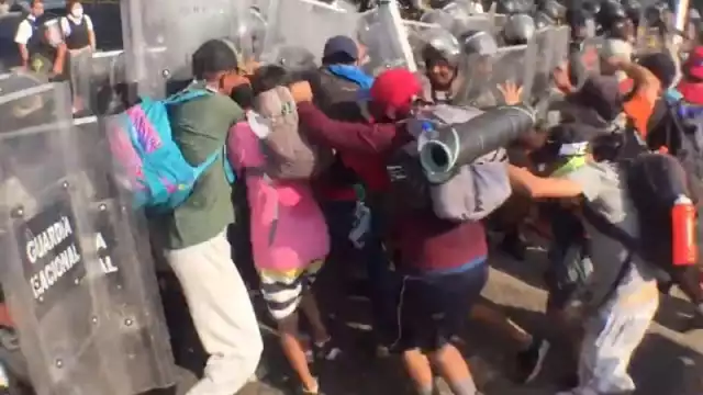Se reportan tres migrantes lesionados. Tras el enfrentamiento, la caravana continuó su camino por la carretera costera.